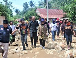 Hari Ketiga Pasca Banjir Kalukku, Sutinah Bagikan Makanan Hingga Tinjau Lokasi Longsor