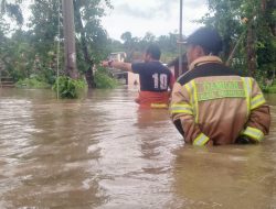 Damkar Mamuju Evakuasi Warga Simbuang I yang Terjebak Banjir