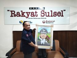 Direktur Harian Rakyat Sulsel Serahkan Cendramata ke Pj Kades Tarowang