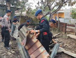 Pasca Kebakaran di Kelurahan Biru, 1 SST Brimob Bone  Melakukan Pembersihan di Lokasi