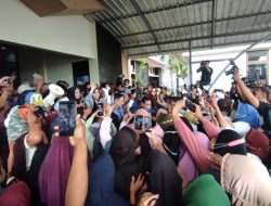 Antusias Warga Sambut Kedatangan AHY dan Annisa Pohan di Bandara Tampa Padang Mamuju