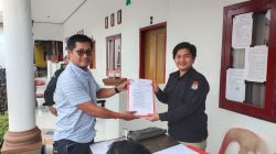 Salah satu pendaftar calon Anggota KPU dari Kabupten Pasangkayu Anhar saat menyerahkan berkas fisiknya ke Sekretariat Timsel KPU Empat Kabupaten (Foto : Sudirman/ Rakyatsulbar.com)