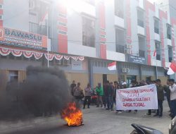 Massa API Geruduk Kantor Bawaslu Sulbar, Tanyakan Soal Polemik Bawaslu Majene