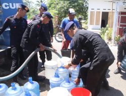 Krisis Air Bersih Akibat Kekeringan, Brimob bersama PDAM dan Dinas Sosial Salurkan 8 Ribu Liter Air Bersih