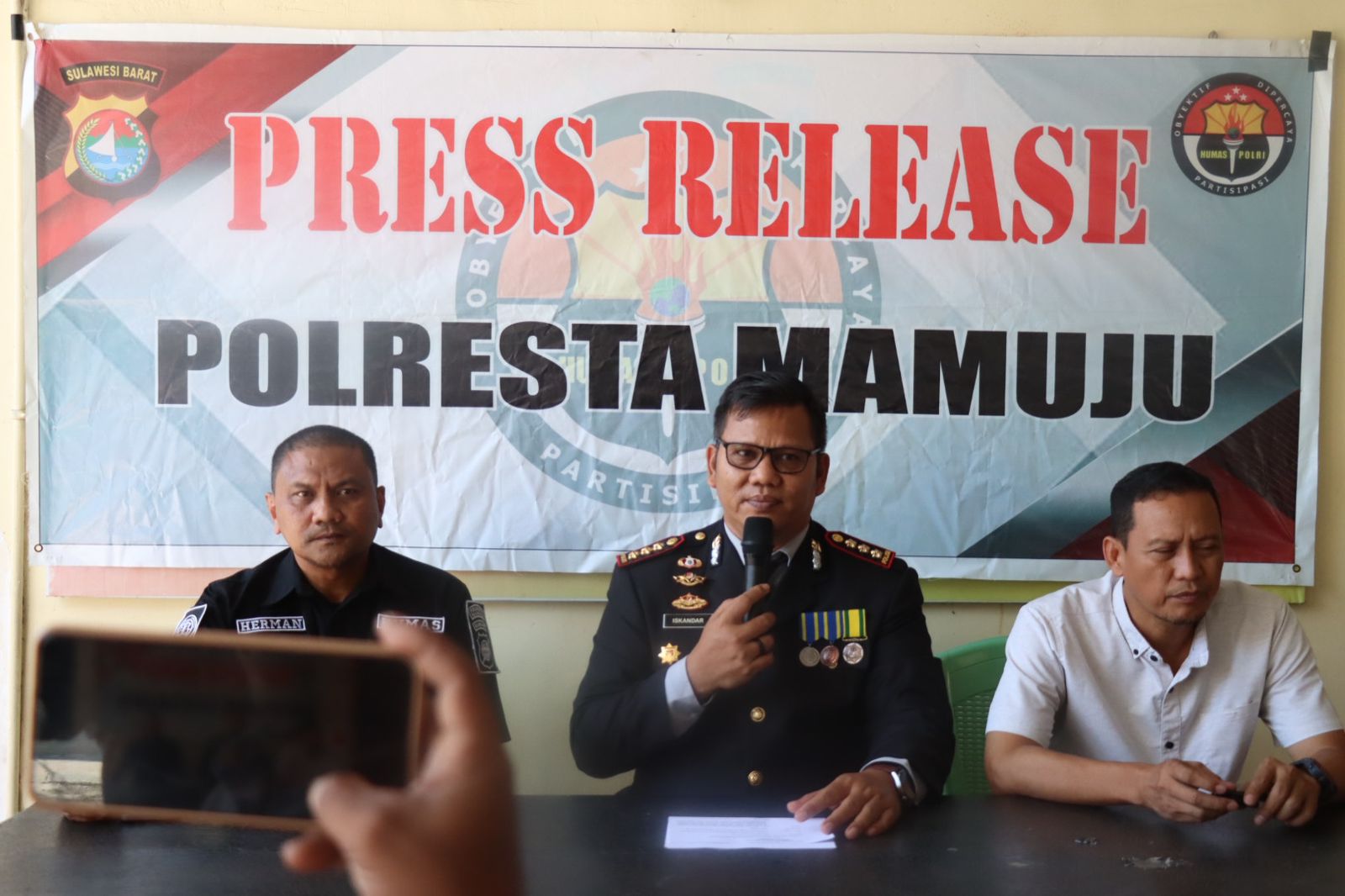 Kapolresta Mamuju Iskandar saat menggelar Konferensi Pers, Kamis, (5/10).