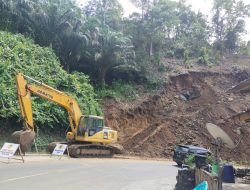 BREAKING NEWS: Busman Sita Kunci Ekskavator Proyek Pelebaran Jalan Trans Sulawesi