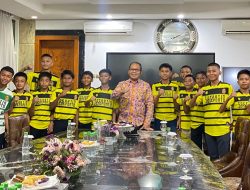 Bentuk Support Terhadap Tim U-13 Persijo, Danny Jamu di Kediamanya