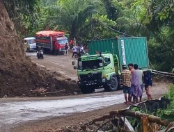 Tak Mampu Menanjak, Truk Kontainer Melintang di Jalan Trans Sulawesi