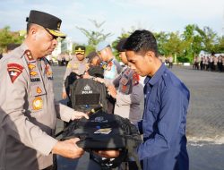 Kapolda Sulbar Serahkan Perlengkapan Tugas Jelang Pengamanan TPS