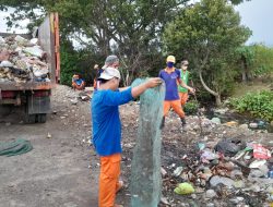 DLHK Mamuju Terjunkan Pasukan Bersihkan Sampah di Jalan Martadinata Simboro