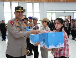 Kapolda Sulbar Serahkan Bingkisan Parcel Lebaran