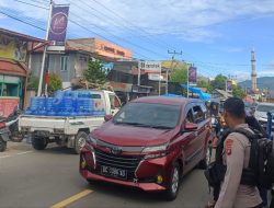 Jalan Poros Tapalang Macet, Polsek Tapalang Kerahkan Personilnya Lakukan Pengaturan Lalu Lintas