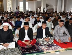 Pj Gubernur Sulbar Salat Ied di Masjid Baitul Anwar