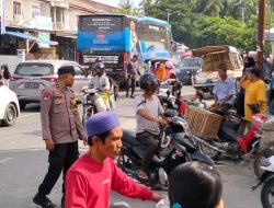 Atasipasi Kemacetan, Personil Polsek Campalagian Lakukan Pengamanan di Pasar Tradisional