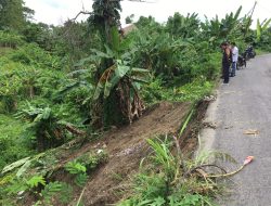 PUPR Mamuju Tinjau Jalan Poros Sese yang Longsor