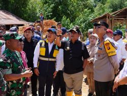 Kapolda Sulbar dan Pj Gubernur Kunjungi Lokasi Longsor di Mamasa