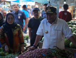 Pastikan Inflasi Terkendali, Pj Bahtiar Bersama Bupati Mamuju Temui Pedagang Pasar