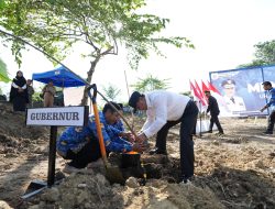 Pj Gubernur Sulbar Bahtiar Bersama Forkopimda Tanam Sukun di Kompleks Perkantoran