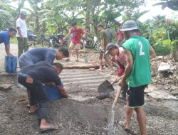 Tak Ada Perhatian Pemerintah, Warga Pamombong dan Simbuang II Gotong Royong Cor Jalan Rusak