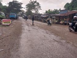 Hati-hati Melintas di Jl. Abdul Malik Pattana Endeng, Tanah Timbunan Menempel di Aspal dan Licin