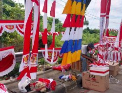 Menjelang 17 Agustus, Pedagang Bendera Merah Putih Mulai Bertebaran di Kota Mamuju