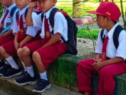 Tak ada Dana Beli Sepatu, Anak PenjuaL Sayur di Desa Kuo Masuk Sekolah Perdana Hanya Pakai Sandal