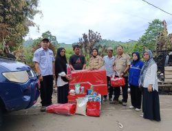 Dinsos Mamuju Serahkan Bantuan Korban Kebakaran di Salletto