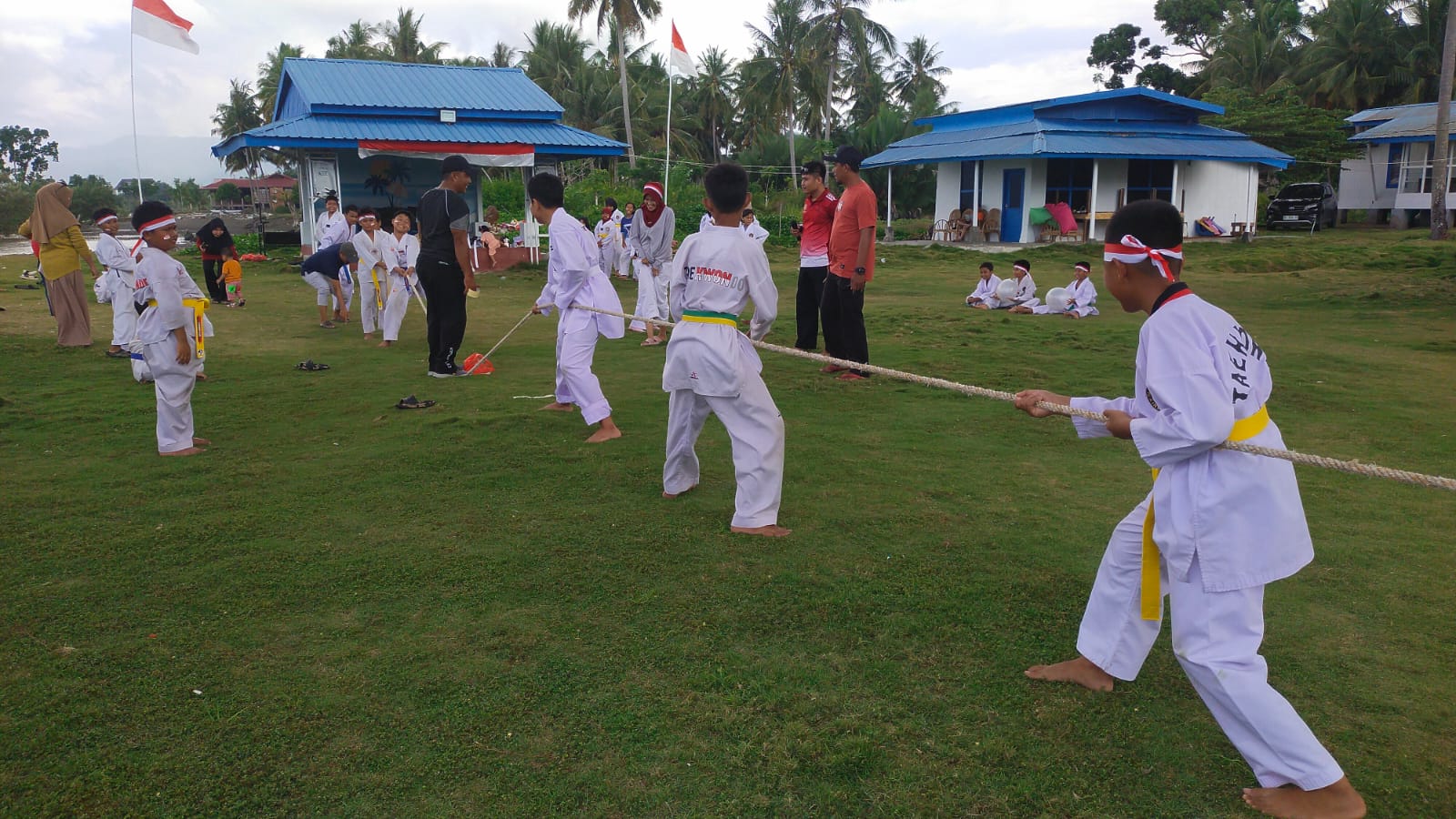 Meriahkan Hut RI ke 79, Tiga Dojang Taekwondo Mamuju Ikuti lomba tarik tambang (Foto:Sudirman/Rakyatsulbar.com)