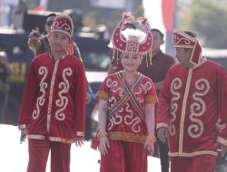 PJ Gubernur Sulbar Bahtiar dan Keluarga Hadir Kenakan Baju Adat Kalumpang di Upacara HUT RI Ke-79