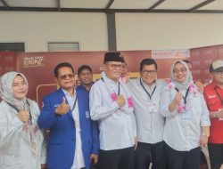 Didampingi Mantan Gubernur, PHS-Enny Resmi Daftar ke KPU Sulbar