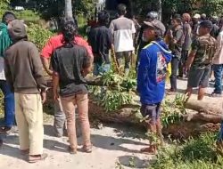 Warga Sampaga Blokade Jalan Tolak Tambang Pasir 