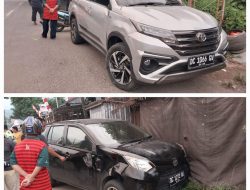 Mobil Milik Pegawai Pegadaian Tabrak Mobil Terparkir di Jl Martadinata Simboro