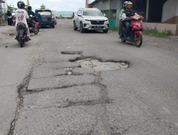 Saat Melintasi Jalan Menuju Arteri Mamuju Harap Berhati-hati, Ada Lubang Menganga