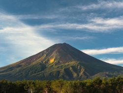 Sempat Terlambat, Salju Mulai Turun di Puncak Gunung Fuji