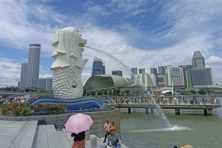 Patung Merlion di Singapura, Selasa (15/10/2024).