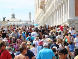 Venesia Naikkan Tarif Masuk 2025: Tujuan Venesia Melawan Overtourism