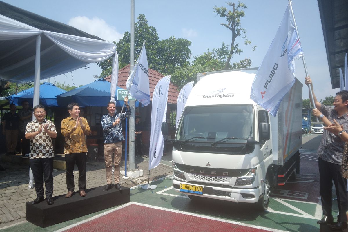 Mitsubishi Fuso eCanter menjadi truk perbekalan operasional PT Yusen Logistics Indonesia.