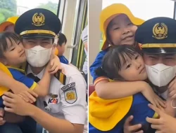 Aksi Gemas Anak SD Berfoto dengan Masinis LRT Viral di Media Sosial