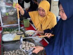 Tren Kuliner Viral Bayar 20 Ribu Ambil Bakso Sepuasnya