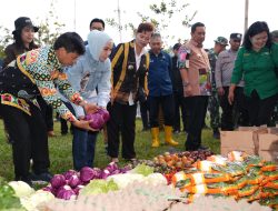 Sofha Marwah Lihat Langsung Warga Nosu Berbelanja di Pasar Murah