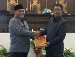 PJS Bupati Mamuju Serahkan Ranperda APBD Perubahan 2024 dan Tiga Ranperda Lainnya Resmi Diajukan ke DPRD Mamuju