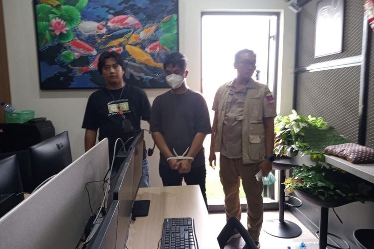 Jajaran Direktorat Reserse Kriminal Umum Polda Metro Jaya menggeledah sebuah ruko yang dijadikan kantor satelit situs judi online di kawasan Galaxy, Jatirasa, Bekasi Selatan, Kota Bekasi, Jumat (1/11/2024), pukul 11.30 WIB.