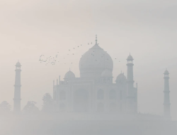 Polusi di India Memburuk, Taj Mahal Diselimuti Kabut