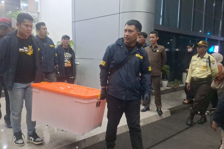 Satu box kontainer berisikan PC dan laptop disita oleh pihak kepolisian saat penggeledahan Kantor Kementerian Komunikasi dan Digital, Jumat (1/11/2024).