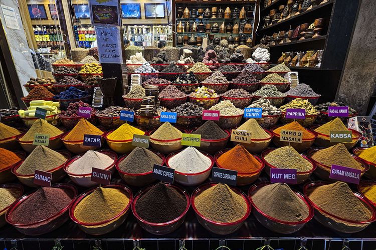 Berbagai jenis rempah, herbal, dan bumbu dijual di pasar tradisional Dubai Spice Souk, di kawasan Deira, Dubai, Uni Emirat Arab, Senin (28/10/2024) (Dok. KOMPAS)