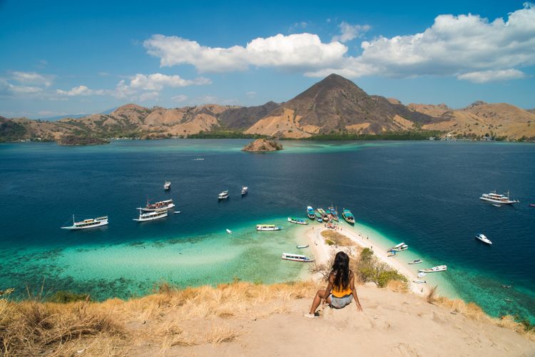 Wisatawan sedang bersantai di tepi Pulau Kelor, Labuan Bajo, Nusa Tenggara Timur (NTT) (Dok. KOMPAS)