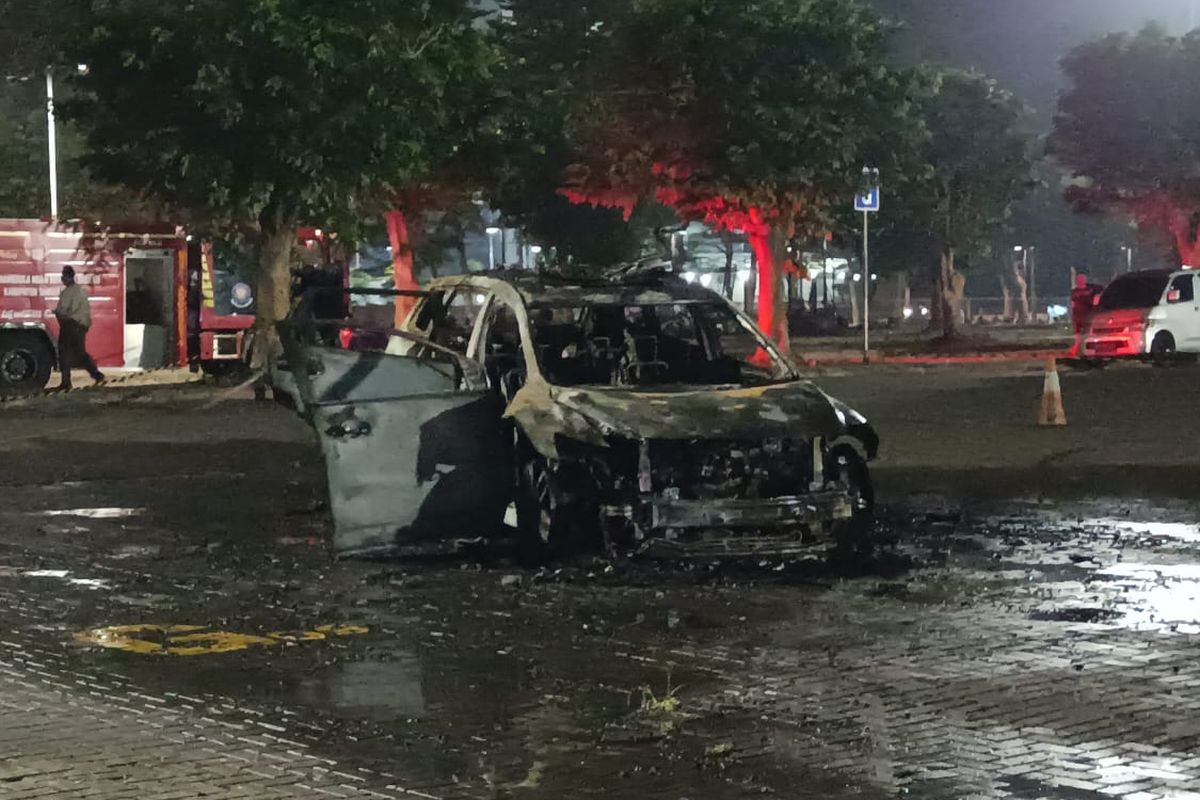 Mobil terbakar di area parkir IMOS 2024 (Dok. KOMPAS)