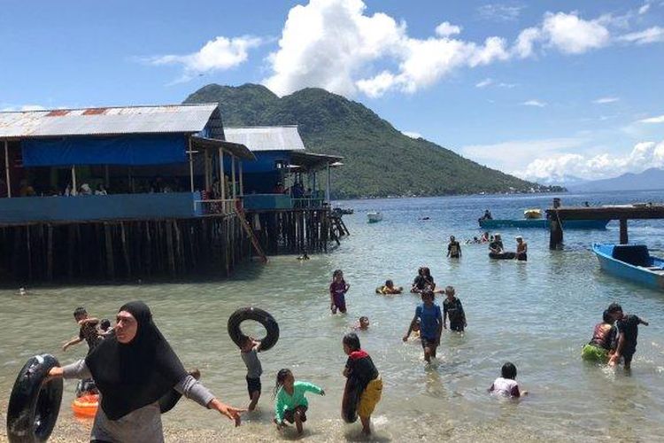 Wisatawan di Pantai Jikomalamo, Ternate, Maluku Utara (Dok. TribunTernate)