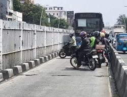 Bongkar Jalur Busway, Pengendara Diancam 2 Tahun Penjara