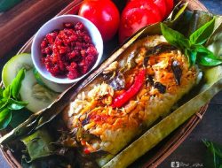 Nasi Bakar Ayam Suwir Pedas Sajian Tradisional Beraroma Daun Pisang yang Menggoda!